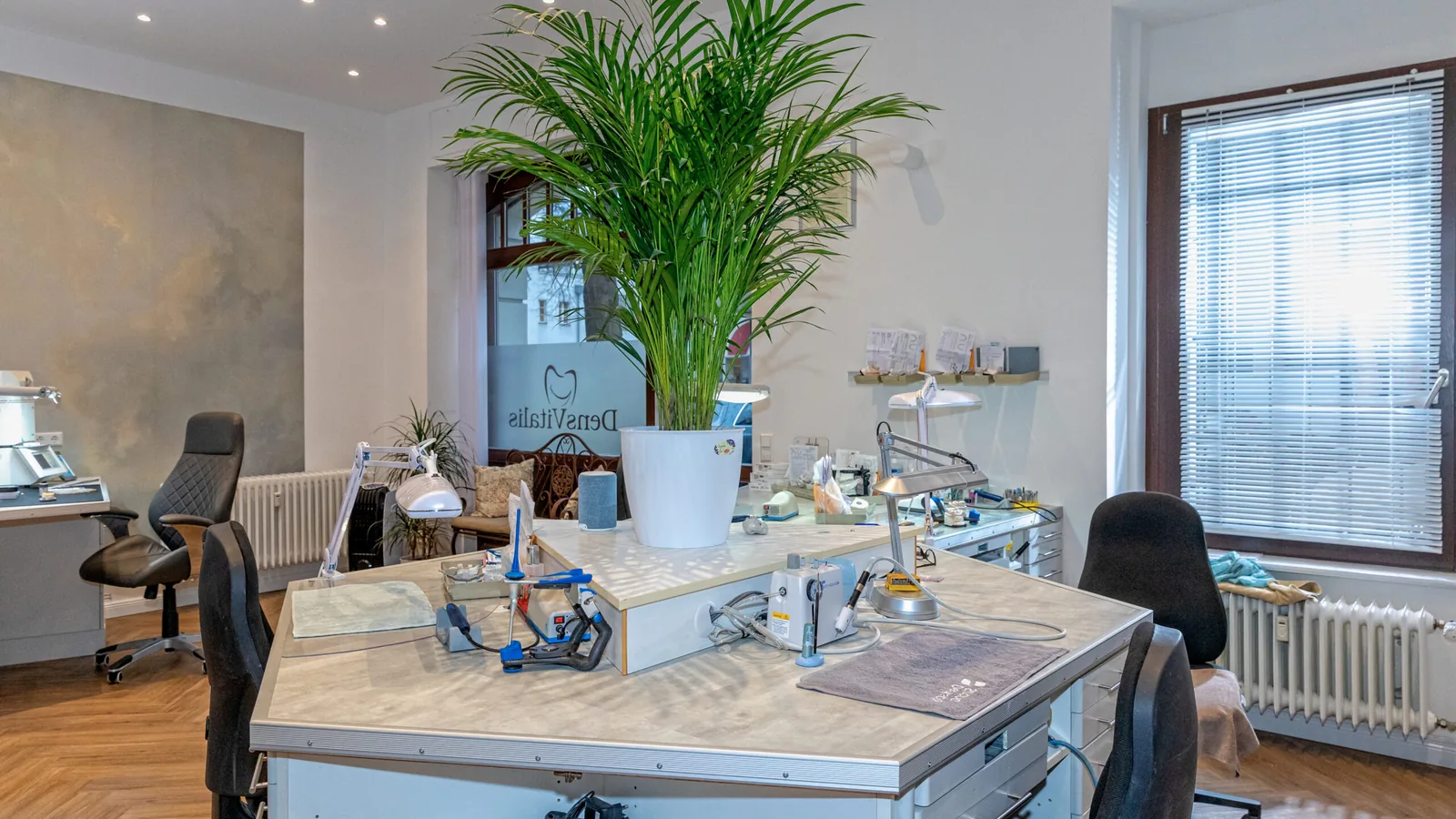 Blick in das Dentallabor Dens Vitalis in Berlin-Wilmersdorf