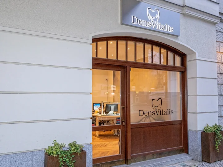 Eingang des Dentallabors Dens Vitalis in der Westfälischen Straße 28 in Berlin