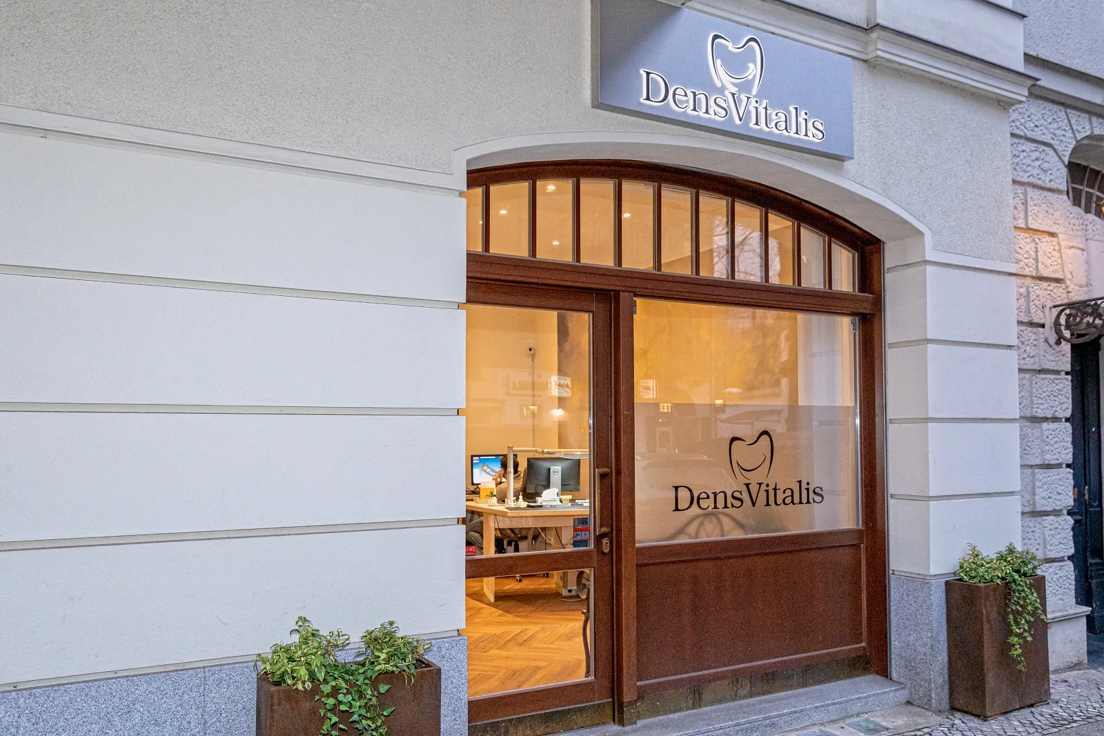 Eingang des Dentallabors Dens Vitalis in der Westfälischen Straße 28 in Berlin