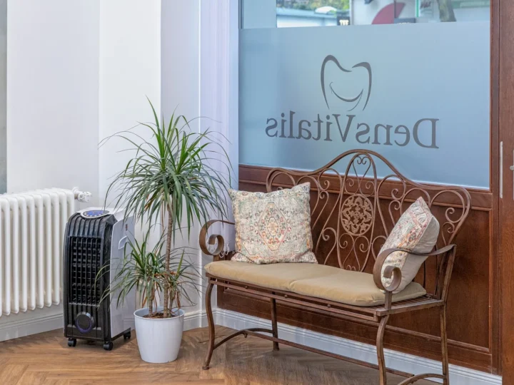 Sitzbank im Empfangsbereich des Dentallabors Dens Vitalis