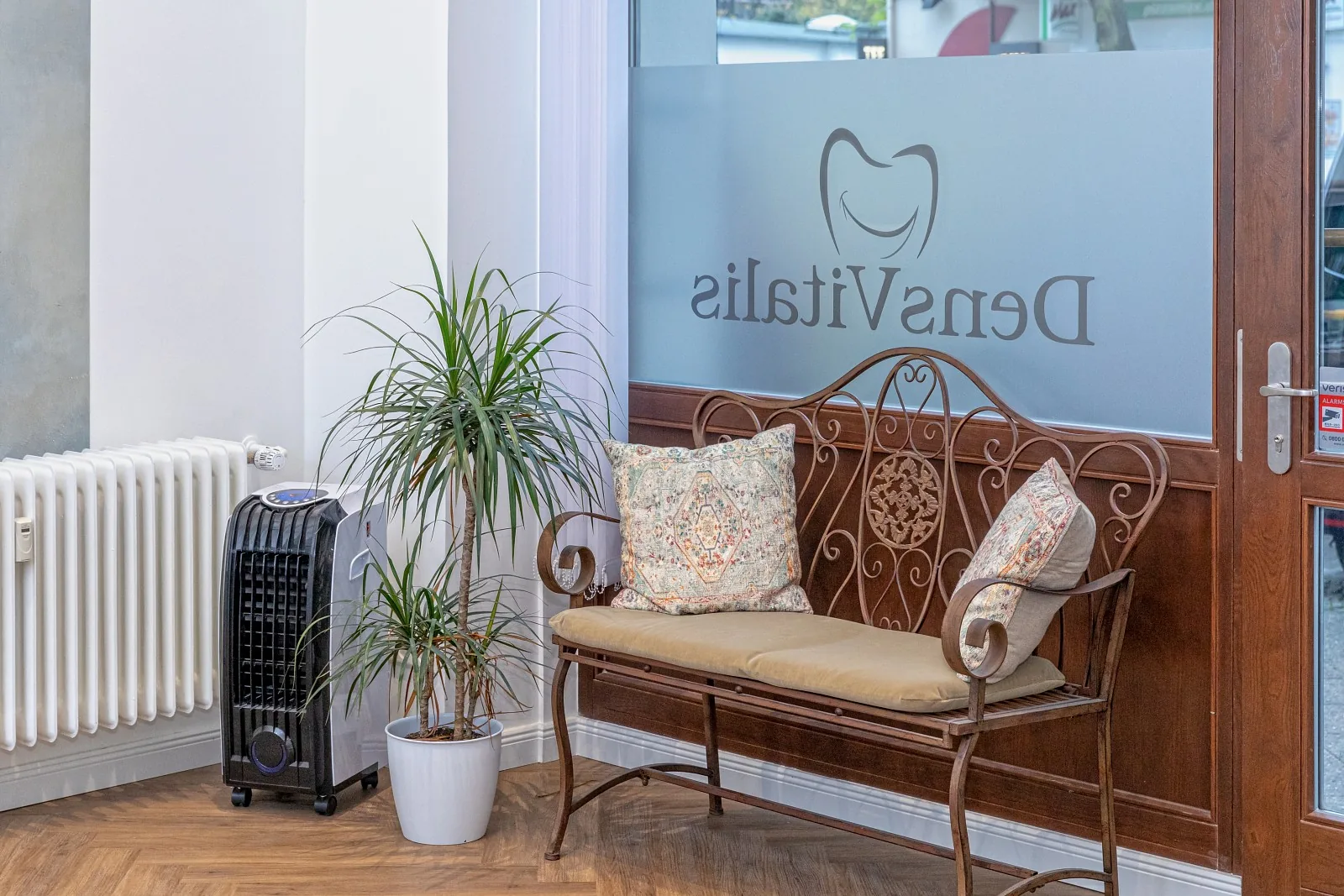 Sitzbank im Empfangsbereich des Dentallabors Dens Vitalis